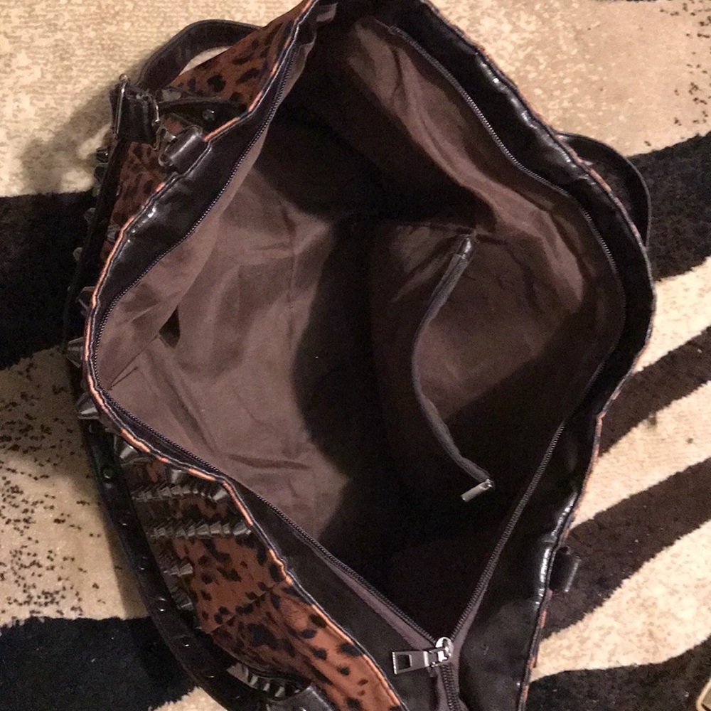 Leopard Rivet Tote Bag - Picture 6 of 6